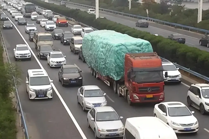 半小时怒拍20多辆占用应急车道车辆！应急车道，多“急”能停？
