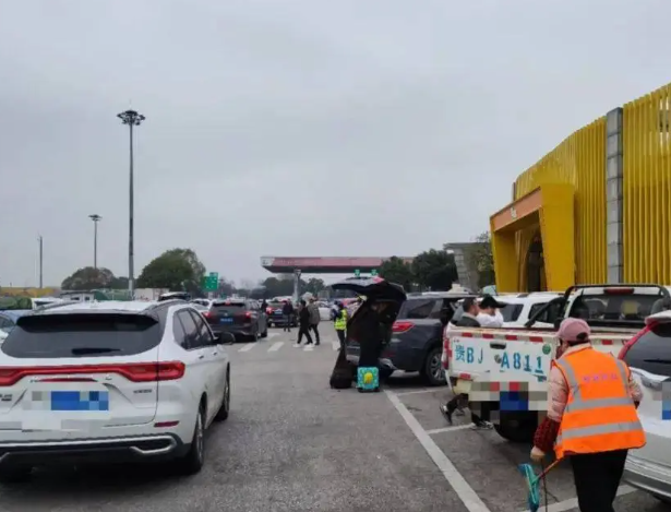 女子高速追车3公里！女子被家人遗忘在高速服务区狂追3公里