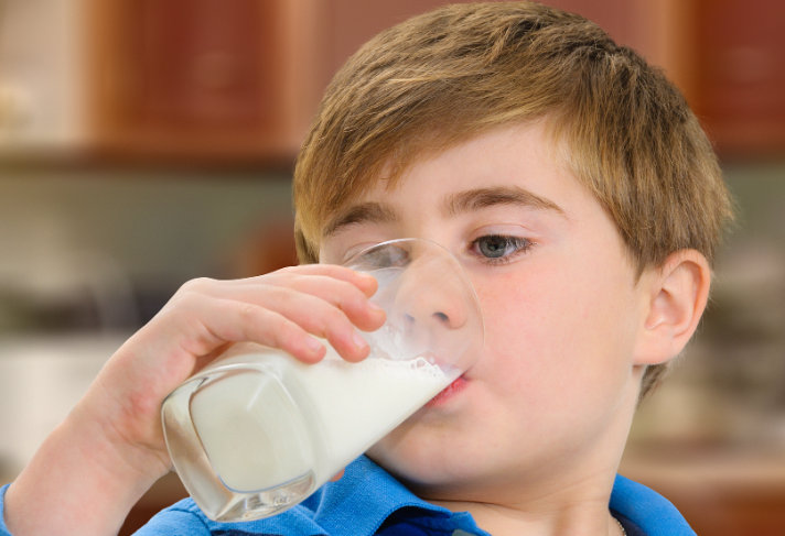 男子误喝过期牛奶7个月暴瘦53斤！过期牛奶对健康的危害有多大？