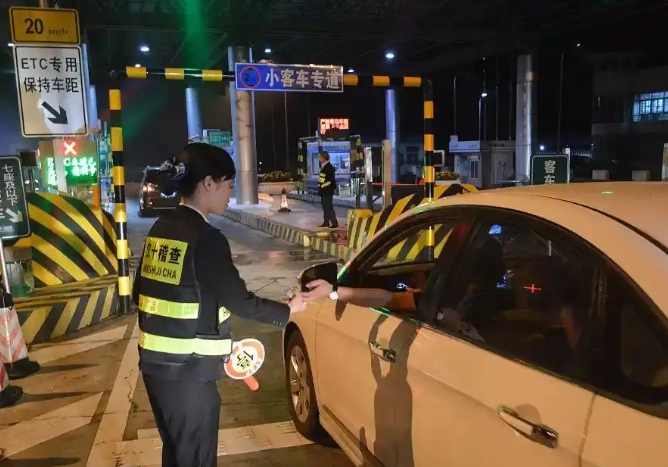 晚5秒错过高速免费花了1700多元！高速免费政策为何如此不近人情？