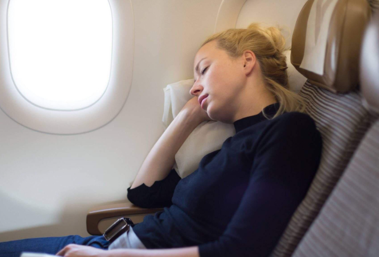 女大学生坐硬座31小时返校心脏骤停!医生:为经济舱综合征 女大学生坐硬座31小时返校心脏骤停!医生:为经济舱综合征