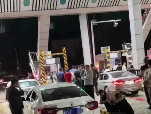 晚5秒错过高速免费花了1700多元！高速免费政策为何如此不近人情？