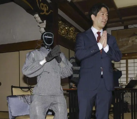 宇树机器人在日本被“爆改”!日本一大学把宇树机器人改成僧侣 宇树机器人在日本被“爆改”!日本一大学把宇树机器人改成僧侣