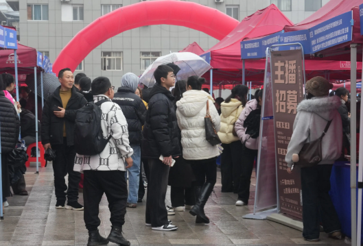 跨省招聘成为新趋势 全国进入生产复工高峰期多地开展大规模招工 跨省招聘成为新趋势 全国进入生产复工高峰期多地开展大规模招工