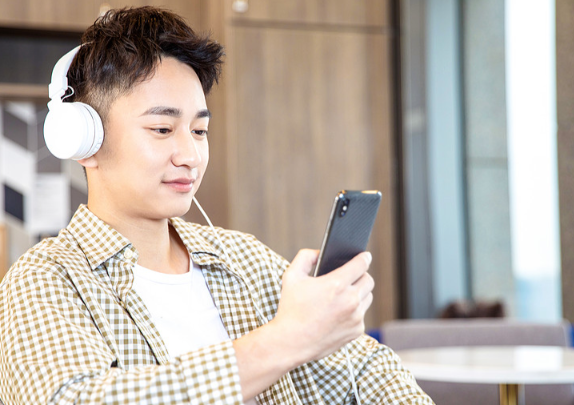 今天是第27个全国爱耳日 错误的耳机佩戴方式对听力影响有多大