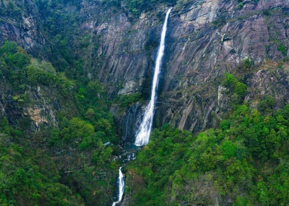 李白“飞流直下三千尺”的盛景重现 庐山3月份实施免门票政策引游客打卡