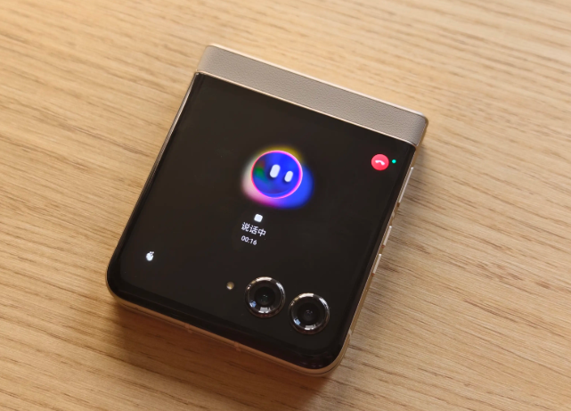 联想moto首款大折叠怎么样?2026联想折叠屏概念掌机亮相MWC2026