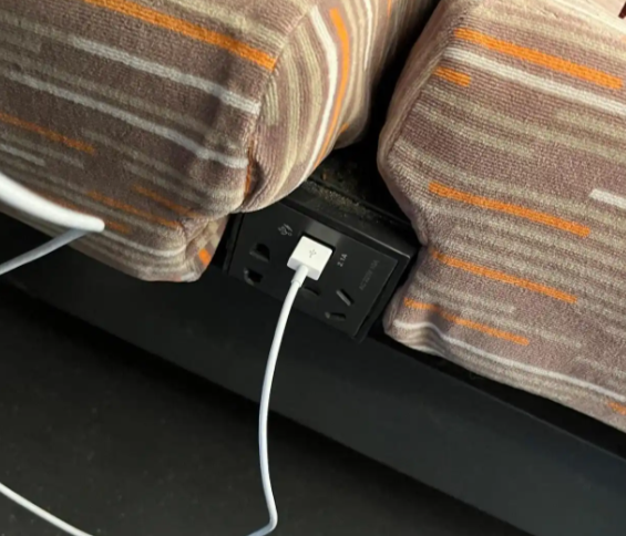 12306回应乘客在高铁上用排插 高铁插座可以接排插使用吗