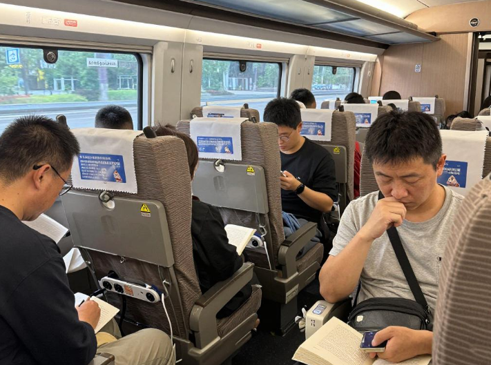 12306回应乘客在高铁上用排插，2026高铁上可以用插排充电吗?