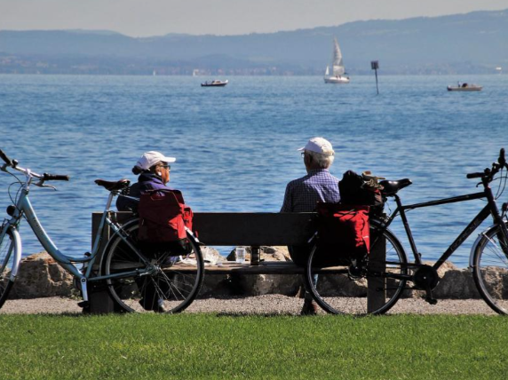建议新增重阳节为法定假日 鼓励增加假期陪伴父母出游 建议新增重阳节为法定假日 鼓励增加假期陪伴父母出游