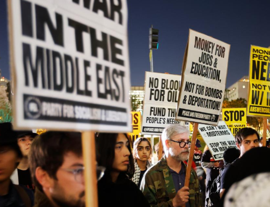 美国多地民众集会抗议对伊朗动武 美国民众要求特朗普政府停止对伊朗的战争行为