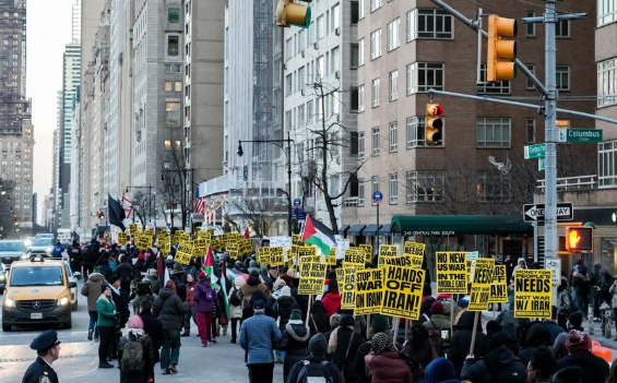 美国多地民众集会抗议对伊朗动武 美国民众要求特朗普政府停止对伊朗的战争行为