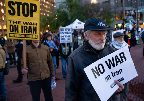 美国多地民众集会抗议对伊朗动武 美国民众要求特朗普政府停止对伊朗的战争行为
