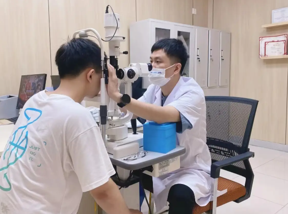 细菌性角膜炎的症状可能有哪些 患上细菌性角膜炎如何自救