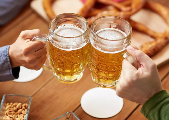 年轻人拒绝酒桌文化是社会进步 为什么年轻人越来越不爱喝酒