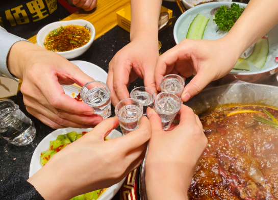 年轻人拒绝酒桌文化是社会进步 为什么年轻人越来越不爱喝酒