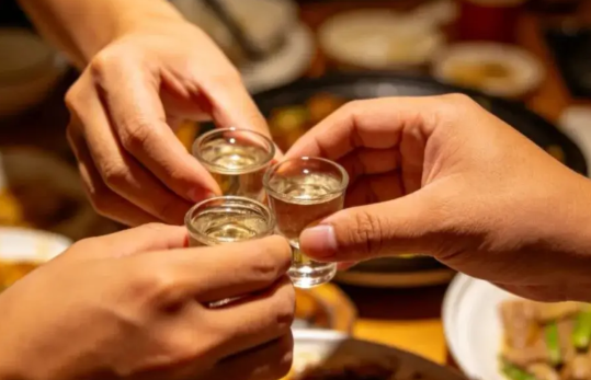 年轻人拒绝酒桌文化是社会进步 为什么年轻人越来越不爱喝酒