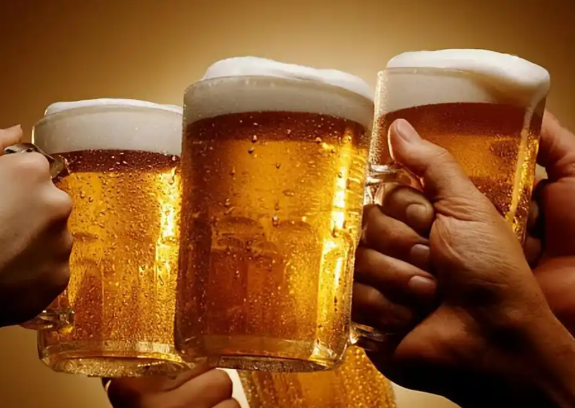 年轻人拒绝酒桌文化是社会进步 为什么年轻人越来越不爱喝酒