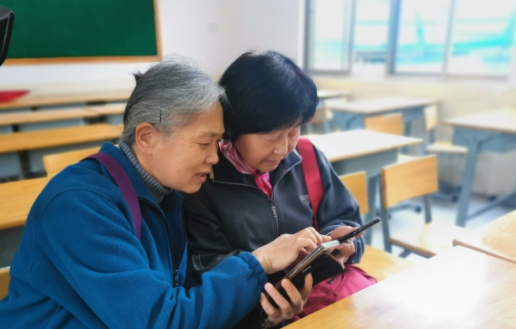 老人每天刷手机到凌晨近视2300度 老人长期使用电子屏幕对眼睛伤害多大