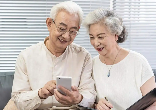 老人每天刷手机到凌晨近视2300度 老人长期使用电子屏幕对眼睛伤害多大