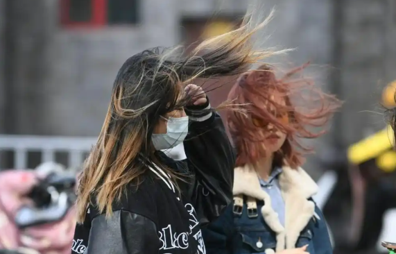在北京穿了将近半年的羽绒服 北京多地气温仍在0℃左右徘徊