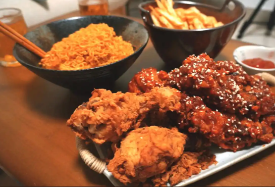 光熬夜不可怕又熬夜又夜宵更可怕 长期熬夜吃夜宵对身体有什么影响