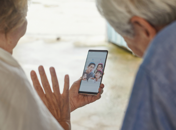 老人每天刷手机到凌晨近视2300度 老人长期使用电子屏幕对眼睛伤害多大