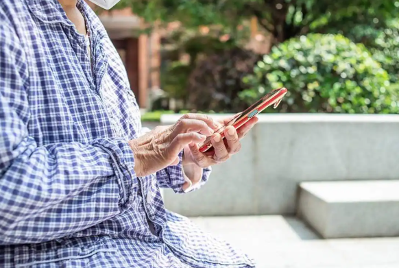 老人每天刷手机到凌晨近视2300度 老人长期使用电子屏幕对眼睛伤害多大