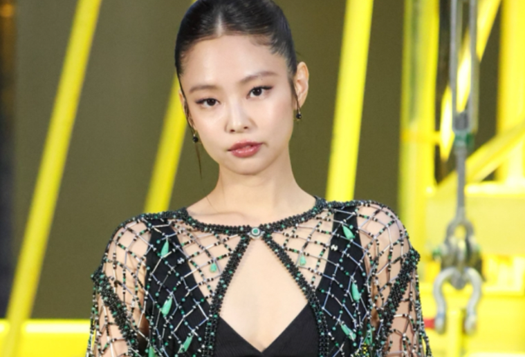 Jennie镂空透视装，Jennie CHANEL巴黎时装周看秀造型