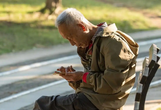 建议推出老年人防沉迷模式 老年沉迷刷手机平板对健康有哪些影响