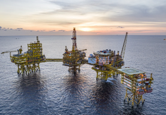 国际油价过山车:由暴涨转为暴跌 特朗普暗示美国对伊朗的战事可能很快结束