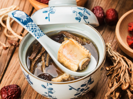 “汤比肉更有营养”是误区 肉汤中的嘌呤脂肪会随炖煮时间逐渐升高