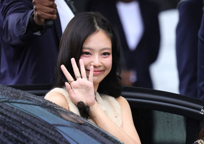 Jennie镂空透视装，Jennie CHANEL巴黎时装周看秀造型