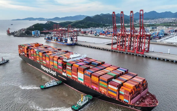 1-2月中国出口同比大增21.8% 我国2025年贸易顺差达2136.2亿美元