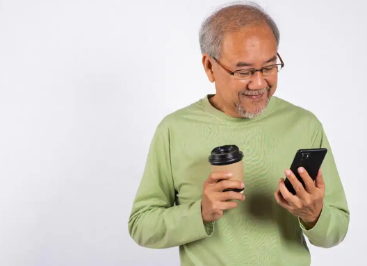 建议推出老年人防沉迷模式 老年沉迷刷手机平板对健康有哪些影响