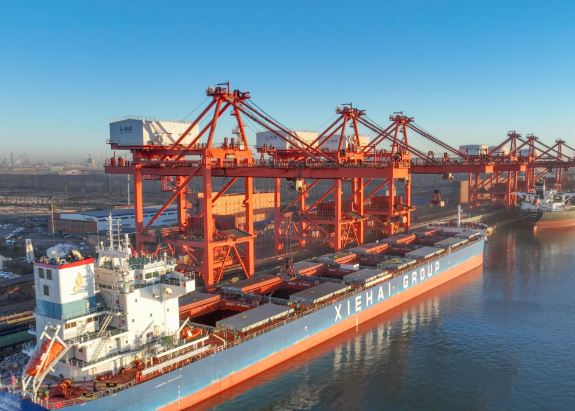 1-2月中国出口同比大增21.8% 我国2025年贸易顺差达2136.2亿美元