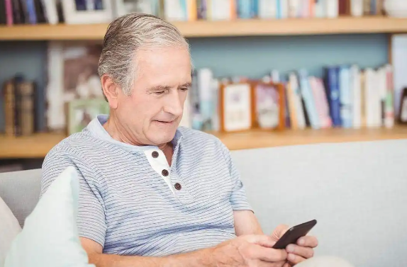 建议推出老年人防沉迷模式 老年沉迷刷手机平板对健康有哪些影响