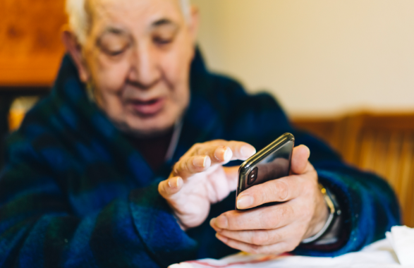 建议推出老年人防沉迷模式 老年沉迷刷手机平板对健康有哪些影响