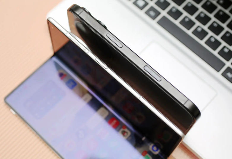 iPhoneFold最新渲染图曝光，2026苹果首款折叠机要来了？