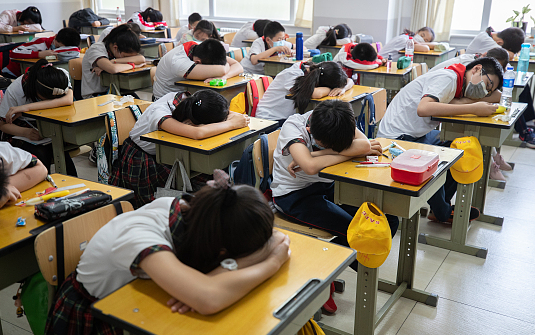 建议中小学生趴睡改躺睡 小学生午休躺着睡对身体有什么好处