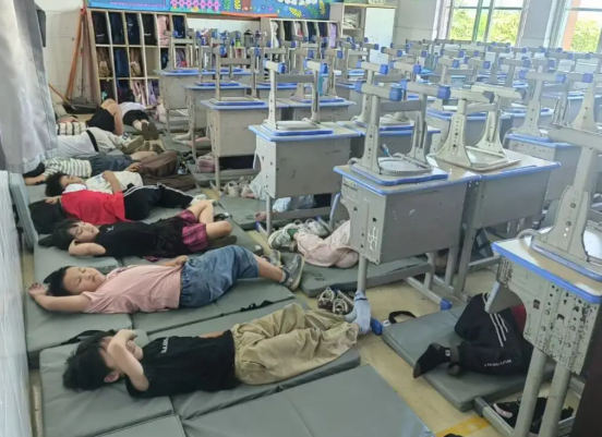 建议中小学生趴睡改躺睡 小学生午休躺着睡对身体有什么好处