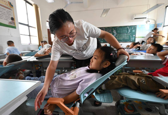 建议中小学生趴睡改躺睡 小学生午休躺着睡对身体有什么好处