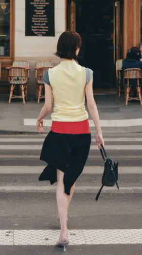 陈都灵“短卷发”杀疯了，撞色上衣+撞色裙 2026撞色风怎样搭配好看？