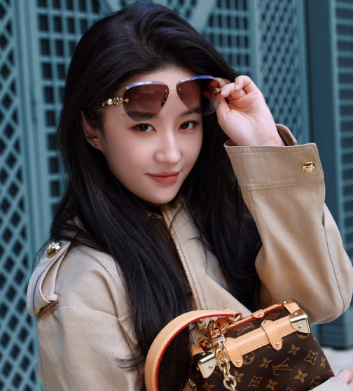 2026刘亦菲早春穿搭，刘亦菲晒三月随拍短外套配提花短裤