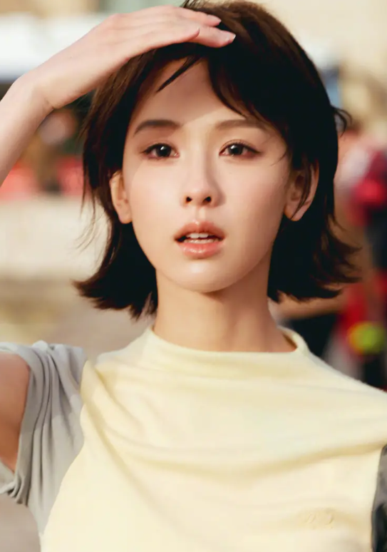 陈都灵“短卷发”杀疯了，撞色上衣+撞色裙 2026撞色风怎样搭配好看？