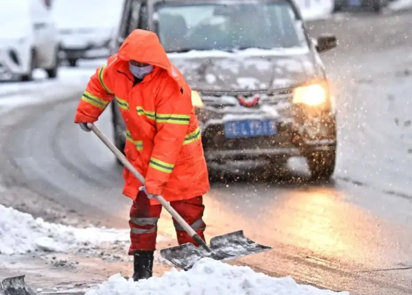 北方多地大到暴雪来袭 西北地区累计降温幅度可达20℃以上