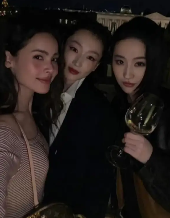 刘亦菲周冬雨巴黎时装周惊艳同框！2026巴黎时装周受邀明星盘点