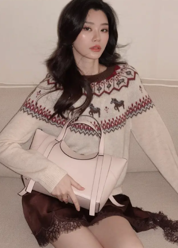 奚梦瑶新中式马甲背心配短裙好会穿 2026新中式马甲背心配短裙怎么搭好看？