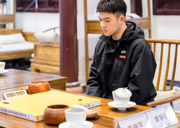 李轩豪首夺西南棋王:比拿世界冠军难 李轩豪九段首次捧起西南棋王奖杯