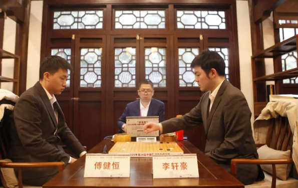 李轩豪首夺西南棋王:比拿世界冠军难 李轩豪九段首次捧起西南棋王奖杯